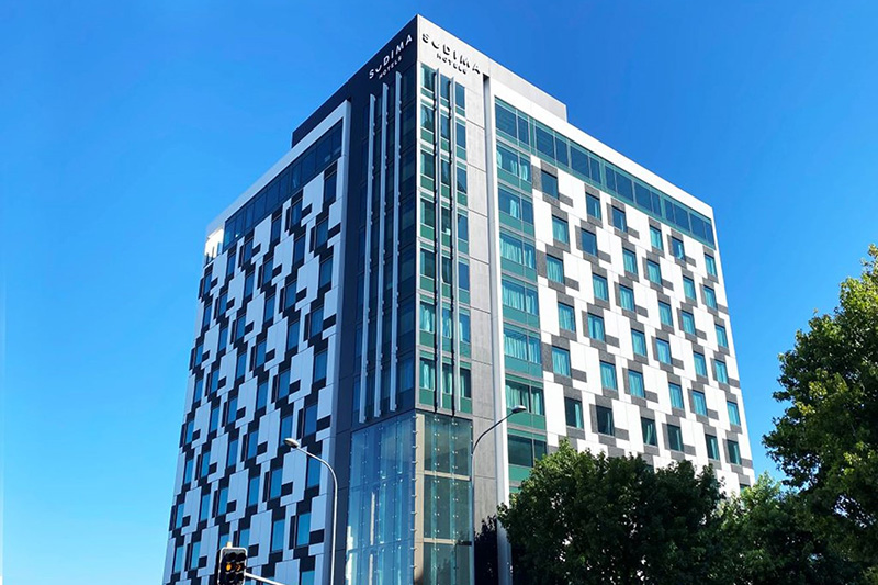At the Sudima Hotel in Auckland, guests receive deliveries to their room from a robot that integrates seamlessly with a hotel elevator using Otis Integrated Dispatch™ technology.